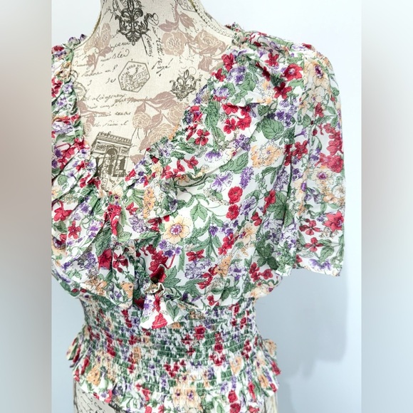 ASTR Cream and Pink Floral smocked surplice top size S - Picture 3 of 13